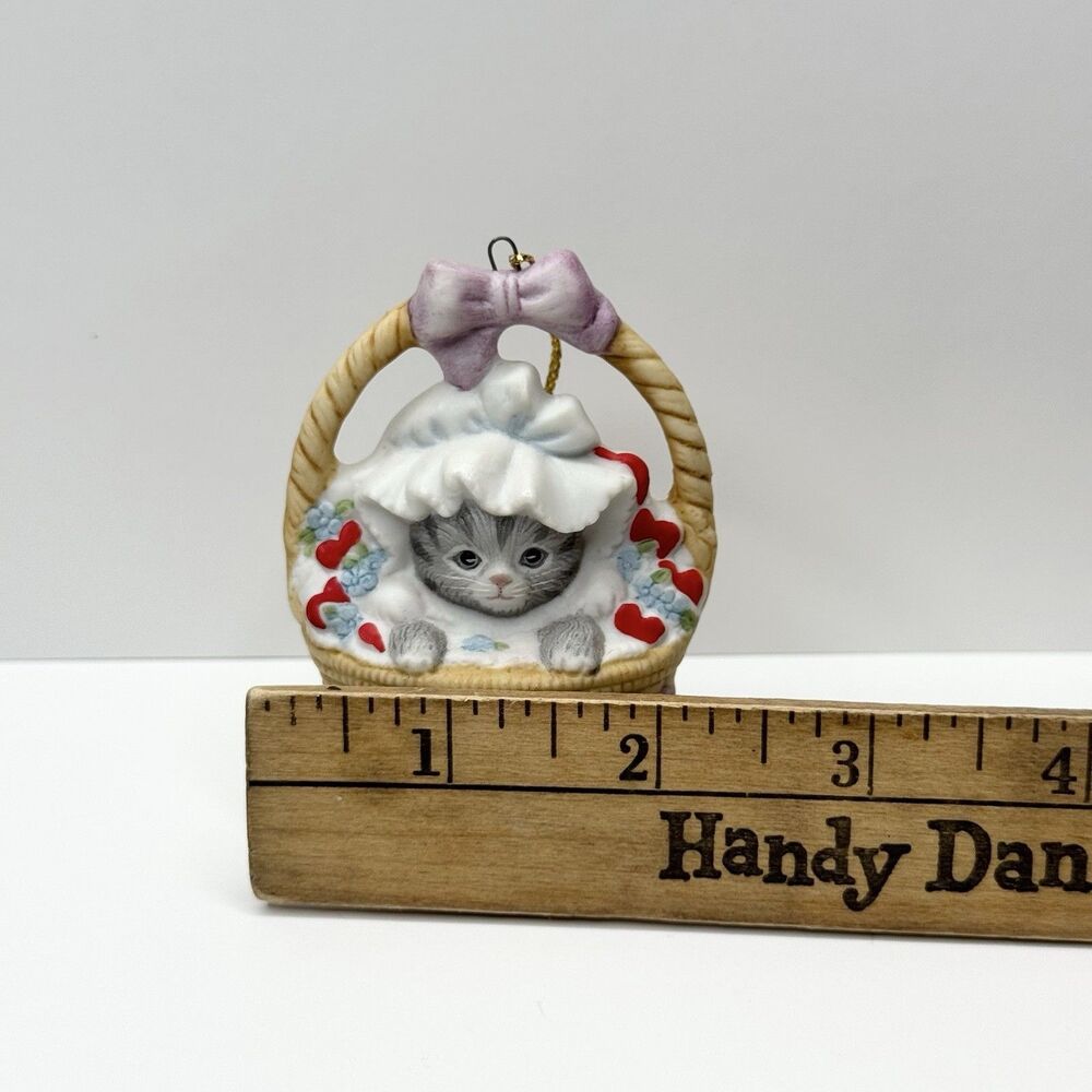 1985 Schmid Kitty Cucumber Christmas Ornament Kitten in Basket Hearts Figurine - Picture 3 of 7
